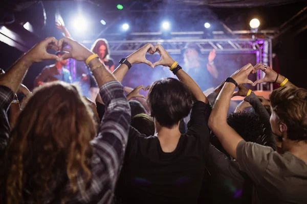 Multitud haciendo forma de corazón con las manos — Foto de Stock