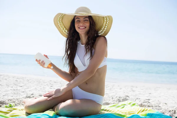 Leende kvinna tillämpa solskyddsmedel — Stockfoto