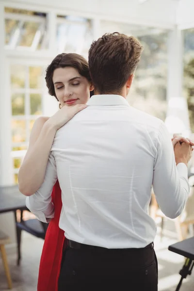 Casal dançando com a mão na mão — Fotografia de Stock