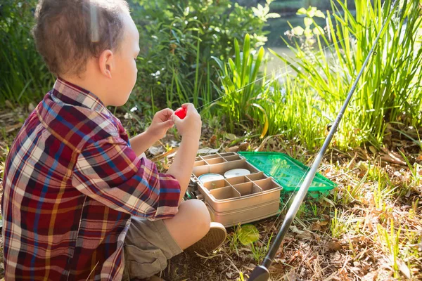 Pojke förbereder ett bete i skogen — Stockfoto