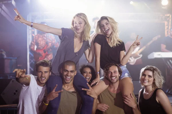 Alegres jóvenes amigos en el club nocturno — Foto de Stock