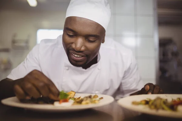 Chef guarnición comida en el mostrador —  Fotos de Stock