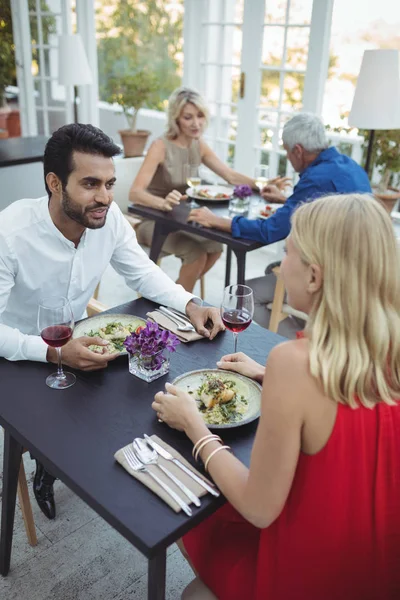Couple interagissant pendant le repas — Photo