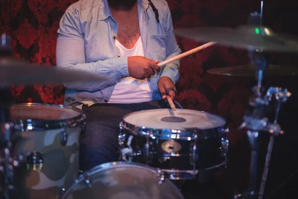 Músico tocando tambor kit — Foto de Stock