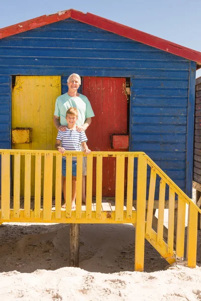 Nonno sorridente alla capanna sulla spiaggia — Foto Stock