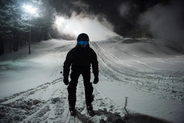 Narciarz narty w zaśnieżonej Alp — Zdjęcie stockowe