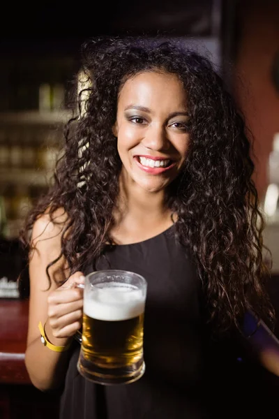 Leende kvinna med öl glas — Stockfoto