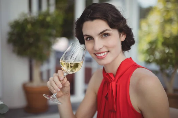 Belle femme ayant du vin — Photo