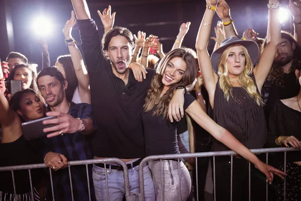 Przyjaciół ciesząc się festiwal muzyki — Zdjęcie stockowe