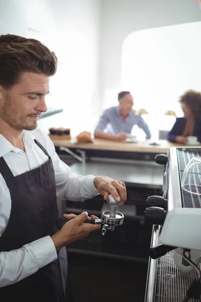 Servitören med Sabotageskydd till pressa malet kaffe — Stockfoto