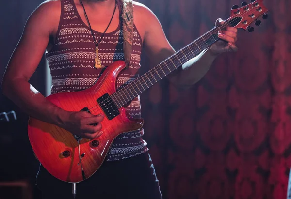 Guitarrista tocando la guitarra en la discoteca —  Fotos de Stock