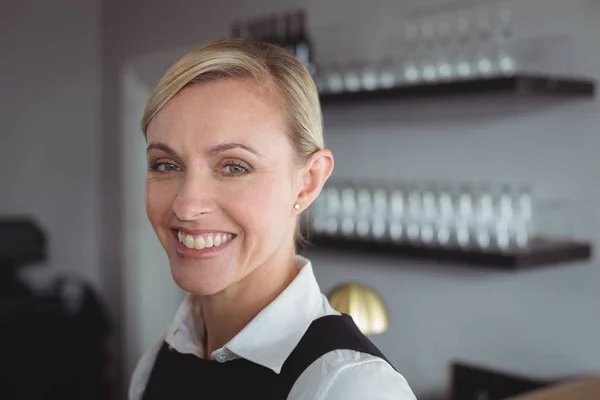Porträt einer lächelnden Kellnerin — Stockfoto