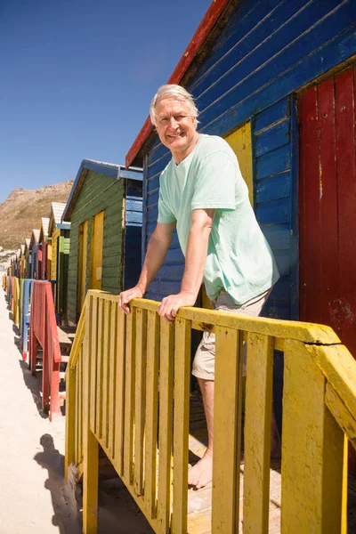 Uomo anziano in piedi a casa sulla spiaggia — Foto Stock