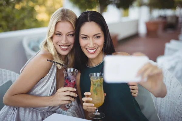 Mujeres tomando selfie en el teléfono móvil —  Fotos de Stock