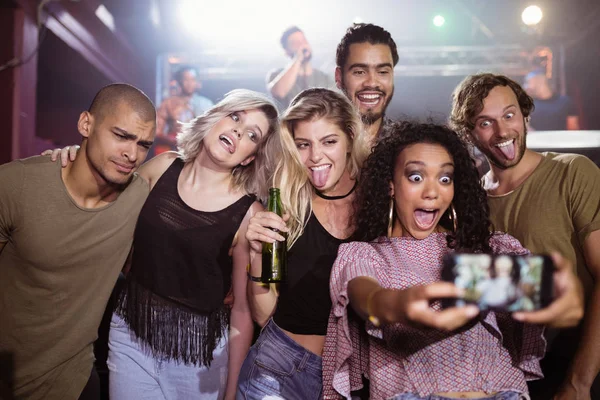 Alegre jóvenes amigos hablando selfie en discoteca — Foto de Stock