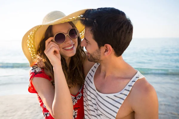 Paar schaut sich am Strand an — Stockfoto