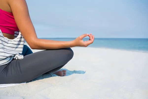 Młoda kobieta medytuje na plaży — Zdjęcie stockowe