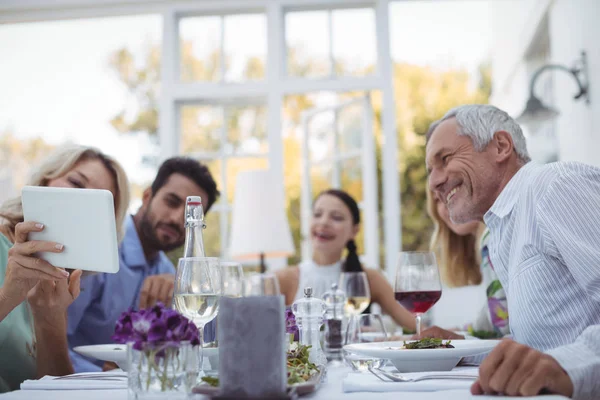 Grupp av vänner har måltid tillsammans — Stockfoto