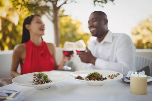 Casal brindar seus copos de vinho — Fotografia de Stock