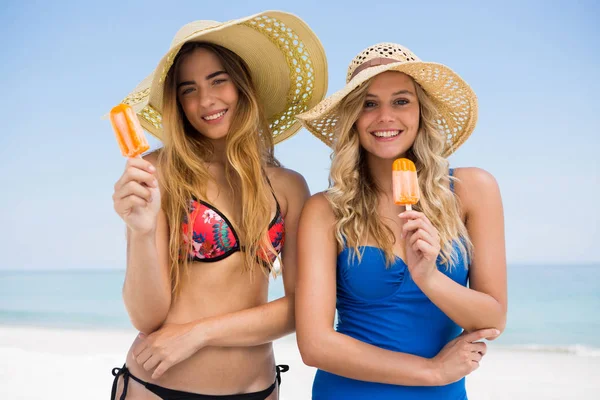 Amigos do sexo feminino segurando Popsicle — Fotografia de Stock