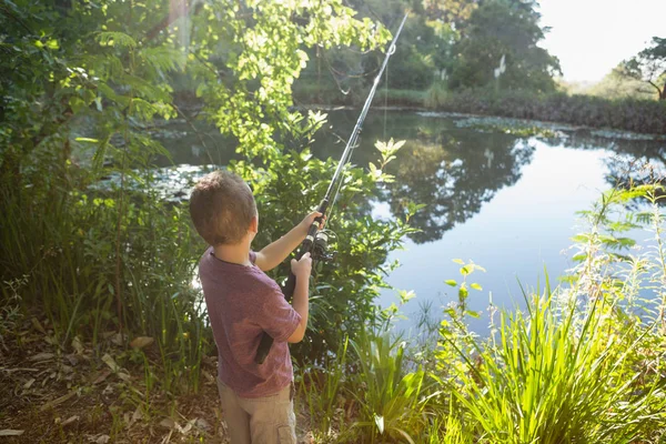 Garçon pêche dans la rivière — Photo