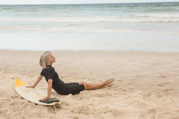 Frau mit Surfbrett am Strand — Stockfoto