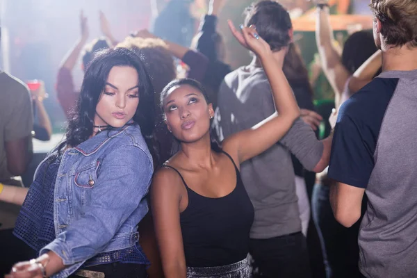 Жінки танцюють в нічному клубі — стокове фото