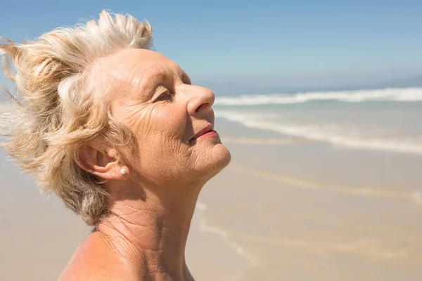 Seniorin mit geschlossenen Augen — Stockfoto