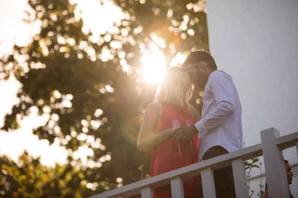 Couple ayant du champagne au balcon — Photo