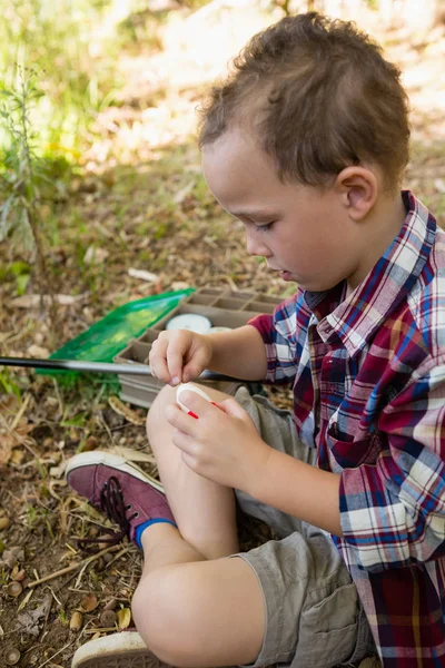 Ragazzo che prepara un'esca nella foresta — Foto Stock