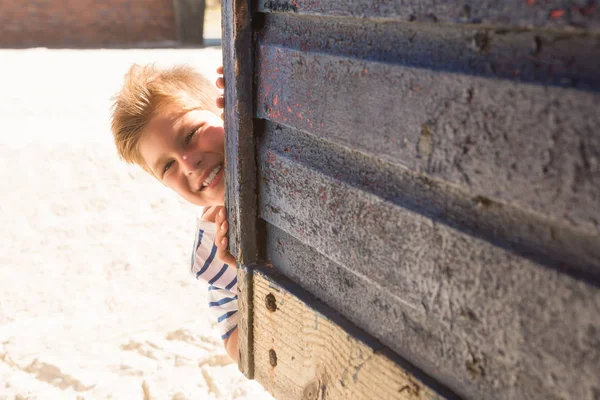 Carino ragazzo peeking attraverso capanna a spiaggia — Foto Stock