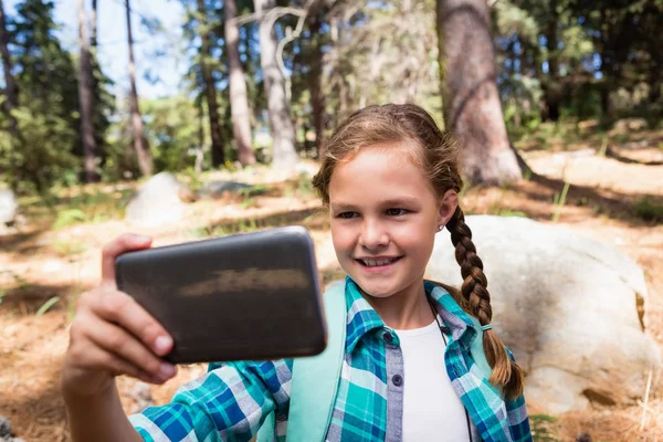 Dziewczyna biorąc selfie w lesie — Zdjęcie stockowe