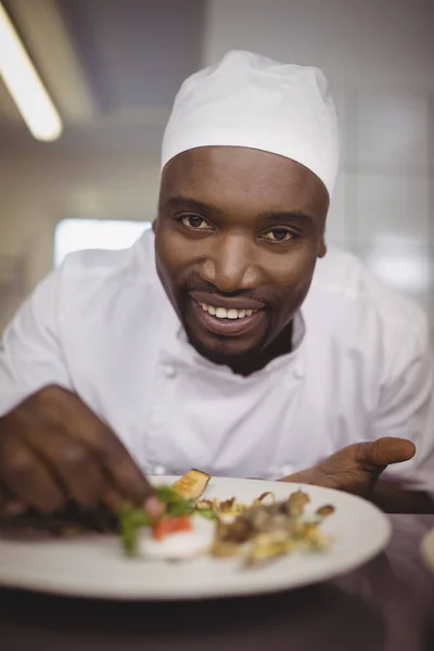 Chef guarnición comida en el mostrador en la cocina — Foto de Stock