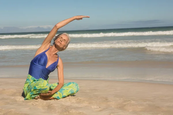 Senior kvinna som utövar yoga — Stockfoto