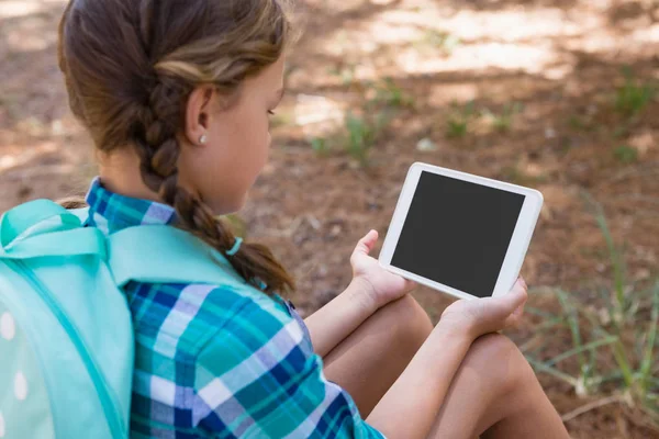 Mädchen hält Tablette im Wald — Stockfoto