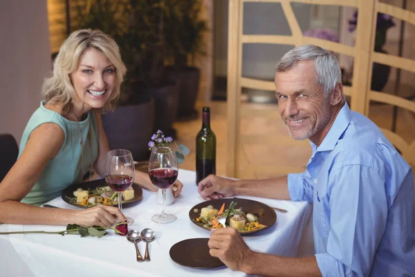Зрелая пара ужинает и красное вино — стоковое фото