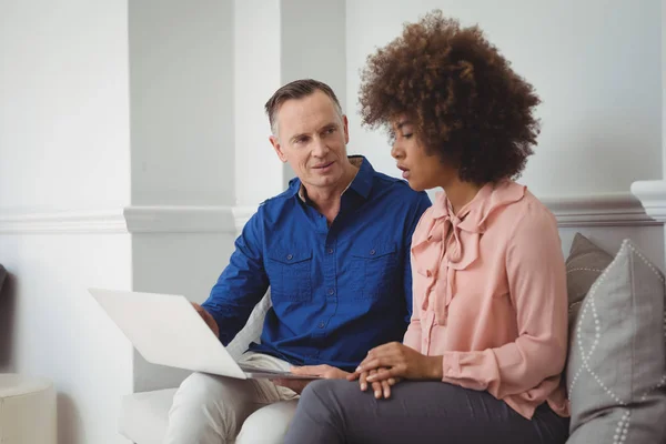 Pareja interactuando mientras utiliza el ordenador portátil — Foto de Stock