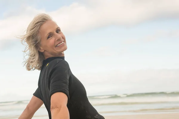 Donna sulla riva in spiaggia — Foto Stock