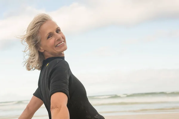 Mulher em terra na praia — Fotografia de Stock