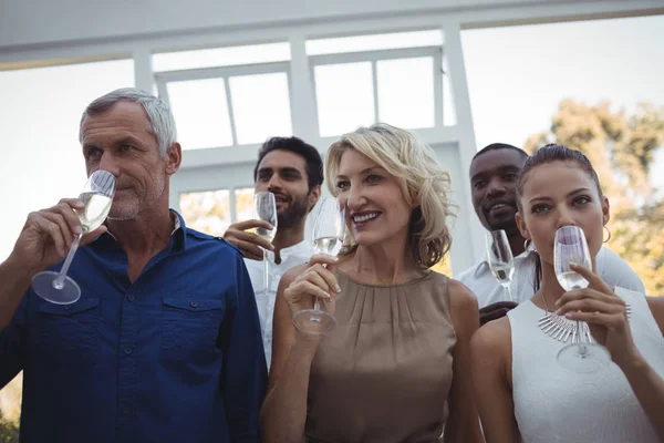 Gruppe von Freunden bei Champagner — Stockfoto