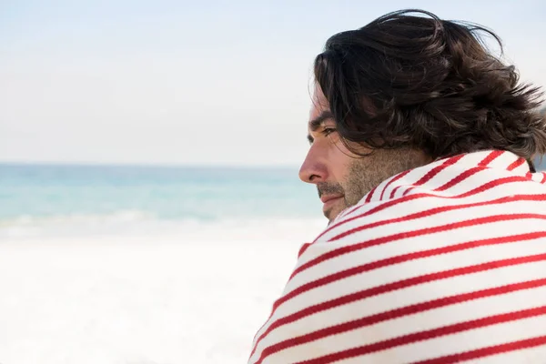 Un hombre reflexivo mirando hacia otro lado — Foto de Stock