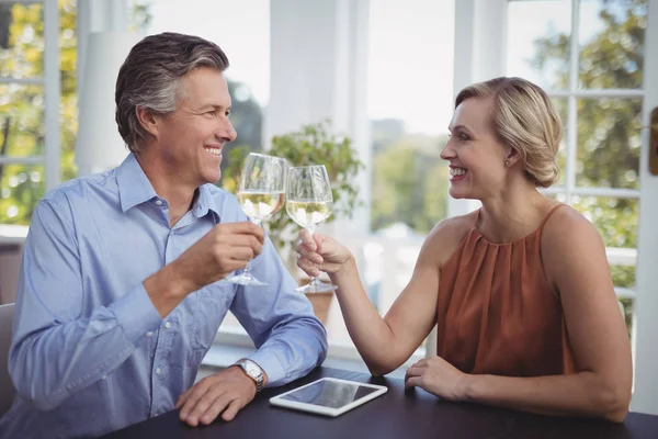 Casal brindar copos de vinho no restaurante — Fotografia de Stock