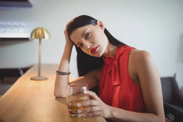 Mujer tensa tomando un vaso de whisky —  Fotos de Stock