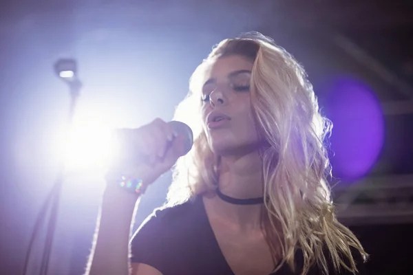 Cantante femenina que actúa durante el festival de música — Foto de Stock