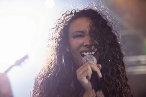 Cantante femenina actuando en discoteca — Foto de Stock