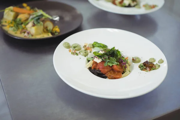 Gegarneerde eten geserveerd in plaat — Stockfoto