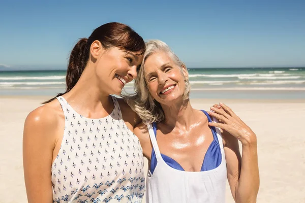 Мать и дочь стоят на пляже — стоковое фото