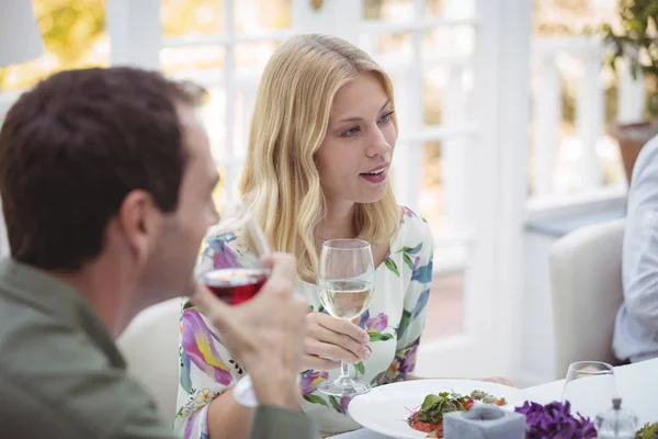 Mujer tomando vino durante el almuerzo — Foto de Stock