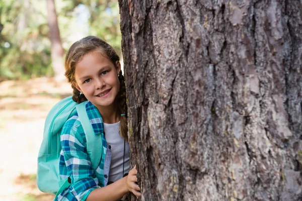Dziewczyna, chowając się za drzewa — Zdjęcie stockowe