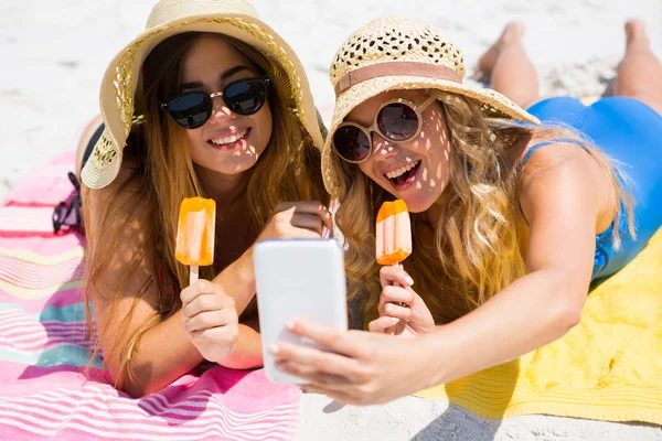 Kvinnliga vänner pratar selfie — Stockfoto